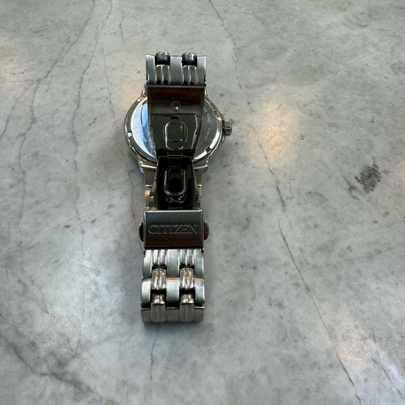 Citizen eco drive wr 100 white face with date. New no box. - Picture 4 of 5